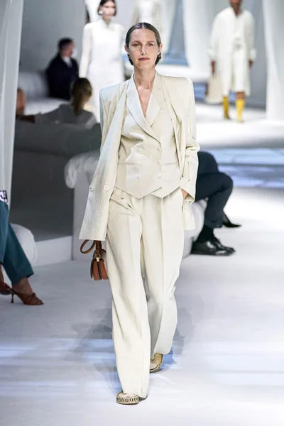 Look 15